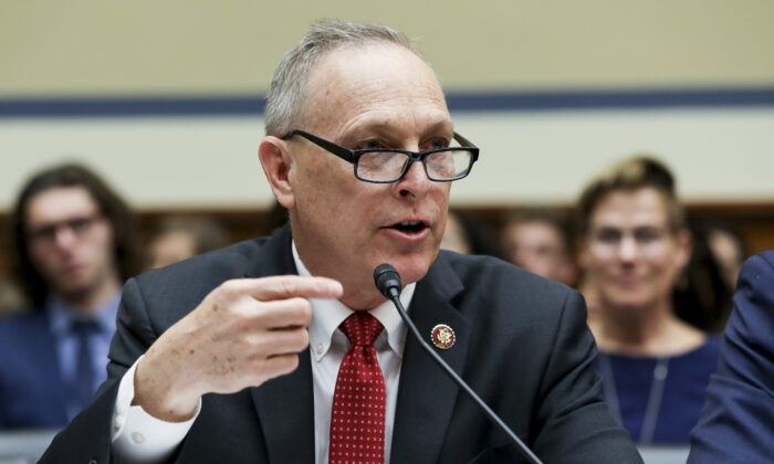 El representante Andy Biggs (R-Ariz.) testifica en una audiencia de la Cámara de Representantes ante la Comisión de Supervisión y Reforma, en Washington el 12 de julio de 2019. (Charlotte Cuthbertson/The Epoch Times)