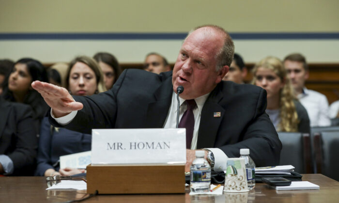 El exdirector interino del ICE Tom Homan testifica en una audiencia de la Cámara de Representantes, en Washington, el 12 de julio de 2019. (Charlotte Cuthbertson/The Epoch Times)