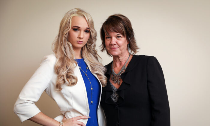 Courtney Litvak (Izq.), sobreviviente de la trata sexual, y su madre Kelly Litvak, fundadora de Childproof America, en Houston, Texas, el 7 de noviembre de 2019. (Samira Bouaou/The Epoch Times)