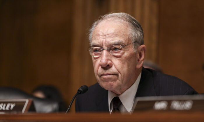 El senador Chuck Grassley (R-Iowa) durante una audiencia del Comité de Justicia del Senado en el Capitolio de Washington, el 22 de octubre de 2019. (Charlotte Cuthbertson/The Epoch Times)