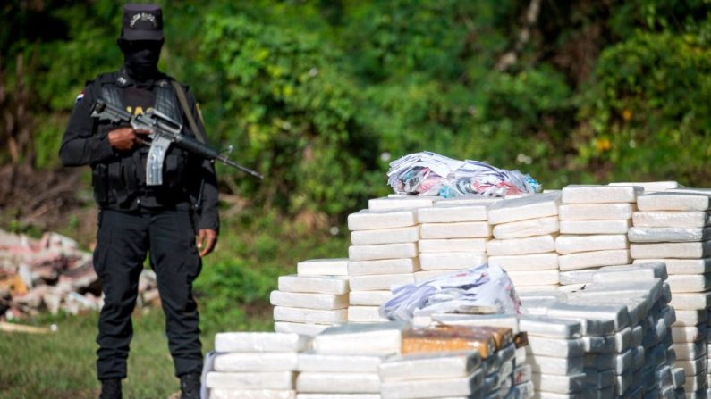 Un policía hace guardia antes de la incineración de drogas en una base militar en Pedro Brand, provincia de Santo Domingo, República Dominicana, el 13 de diciembre de 2018. (ERIKA SANTELICES/AFP /Getty Images)