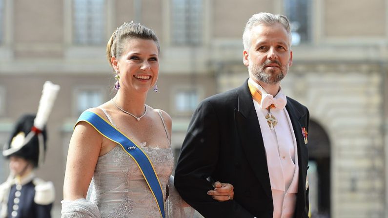 La princesa Martha Louise y Ari Behn llegan para la boda del príncipe heredero sueco Carl Philip y Sofía Hellqvist en el Palacio de Estocolmo el 13 de junio de 2015. (JONATHAN NACKSTRAND/AFP/Getty Images)