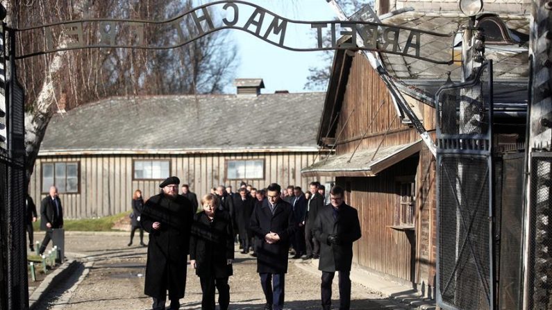 La canciller alemana Angela Merkel asistió al Memorial y Museo del antiguo campo de concentración y exterminio nazi alemán Auschwitz-Birkenau en Oswiecim, Polonia, 06 de diciembre de 2019. EFE / EPA / LUKASZ GAGULSKI POLONIA FUERA