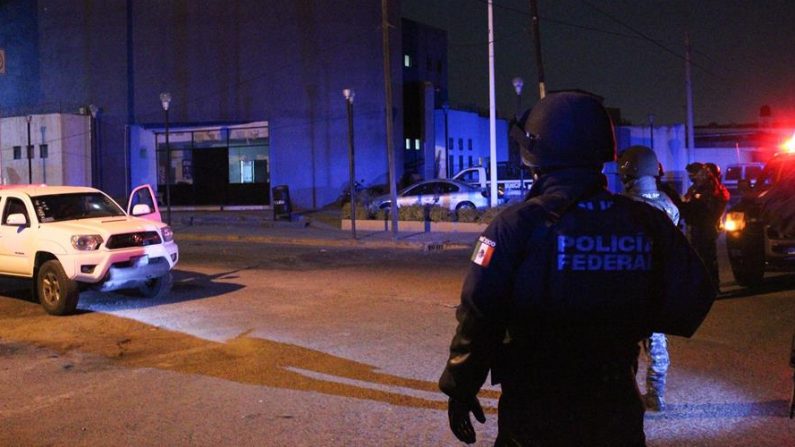 Policías federales custodian el sitio donde un comando mató a tres policías y secuestró a cuatro más, junto a un empleado administrativo, en las instalaciones de la Policía del municipio de Villagrán, Guanajuato (México). EFE/STR