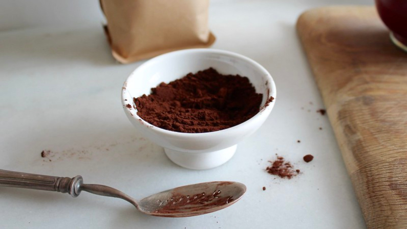 Para incorporar de manera segura el cacao en su dieta y obtener todos sus beneficios, use un polvo de cacao que sea orgánico y crudo. (Mumumío/Flickr/ CC BY 2.0)