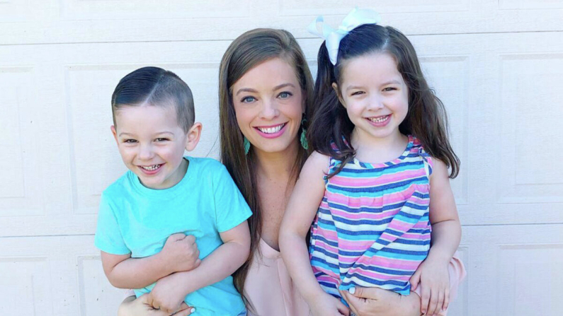 Stephanie con sus hijos, Campbell y Eli. (Foto cortesía de Stephanie Hanrahan)