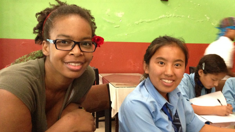Katerina Canyon (Izq) como voluntaria junto a un estudiante en Nepal. (Cortesía de Katerina Canyon)