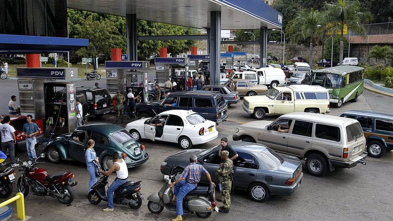 Foto de archivo muestra largas filas de motos y autos que esperan para poner gasolina en una estación de servicio PDVSA de propiedad estatal el 14 de enero de 2003 en Caracas, Venezuela. (Susana González / Getty Images)