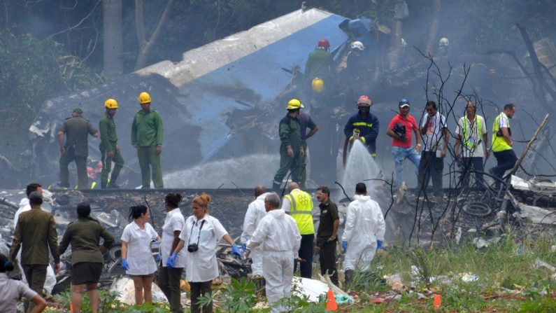 Escena del accidente de un avión de Cubana de Aviación que se estrella después de despegar del aeropuerto José Martí de La Habana el 18 de mayo de 2018. (ADALBERTO ROQUE/AFP/Getty Images)