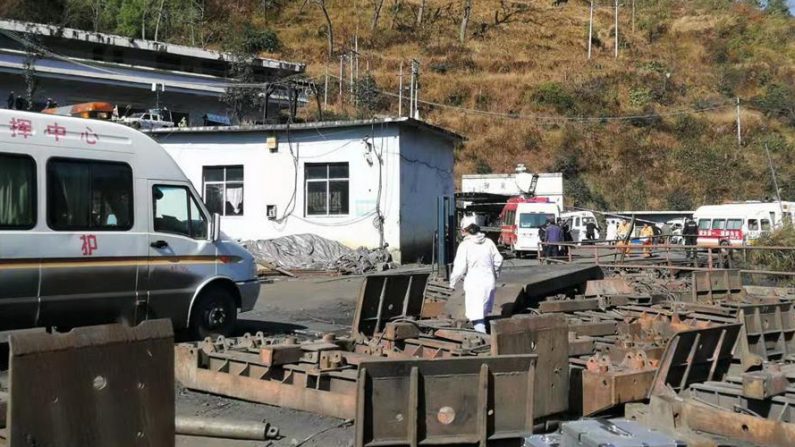 Las ambulancias y otros vehículos de rescate se encuentran cerca de la mina de carbón de Guanglong después de que ocurriera una explosión, en el condado de Anlong, provincia de Guizhou, China, el 17 de diciembre de 2019. EFE / EPA / STR CHINA OUT