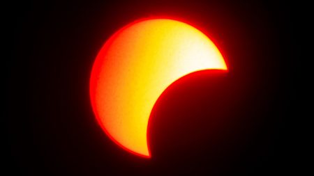 Eclipse anular de Sol o «anillo de fuego» atrae a miles de personas en Asia