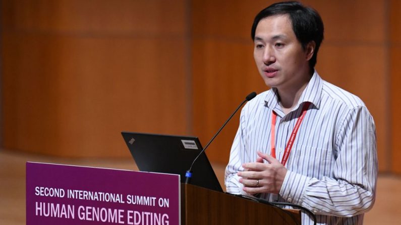 El científico chino He Jiankui habla en la Segunda Cumbre Internacional sobre Edición del Genoma Humano el 28 de noviembre de 2018 en Hong Kong. (ANTHONY WALLACE/AFP/Getty Images)