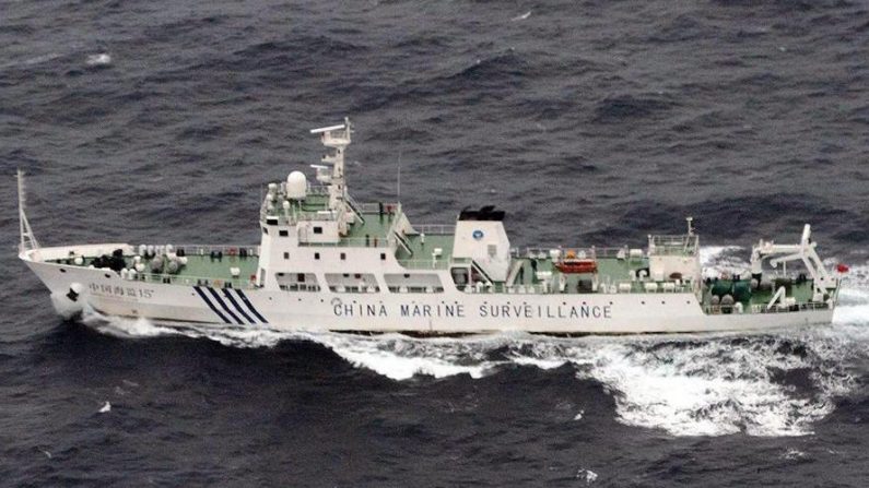 Imagen distribuida en 2013 por la 11ª sede de la Guardia Costera Regional japonesa que muestra una embarcación de vigilancia marítima china navegando a través de aguas japonesas, junto a las disputadas islas Senkaku/Diaoyu, en el mar de China Oriental, EFE/Japan Coast Guard / Handout