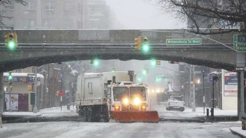 Una máquina quitanieves retira la nieve en una calle de Brooklyn, en Nueva York (Estados Unidos). EFE/Andrew Gombert/Archivo