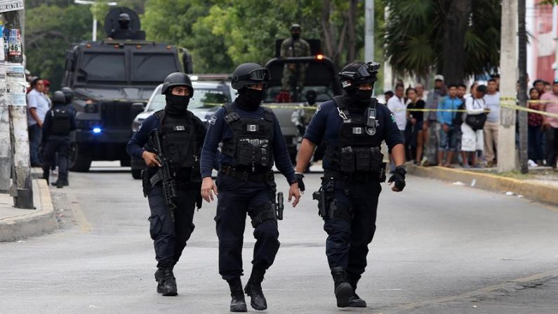 Peritos estatales resguardan el 19 de diciembre de 2019 la zona donde se suscito un ataque armado en el balneario de Cancún en el estado de Quintana Roo (México).  EFE/Alonso Cupul