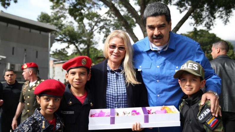 El líder de Venezuela, Nicolás Maduro (2-d), y a la primera dama, Cilia Flores (c), posando tras recibir un arreglo floral durante la celebración del décimo aniversario de la Policía Nacional Bolivariana (PNB) el 20 de diciembre de 2019 en Caracas (Venezuela). EFE/Palacio Miraflores