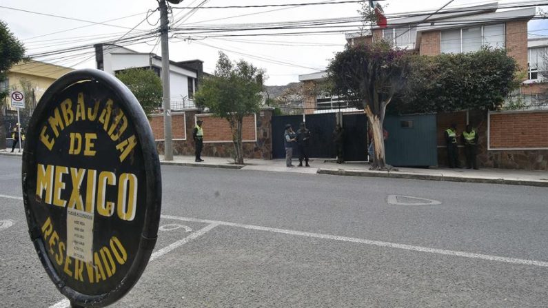 Vista de la Embajada mexicana con presencia policial el 24 de diciembre de 2019, en La Paz (Bolivia). EFE/ Str