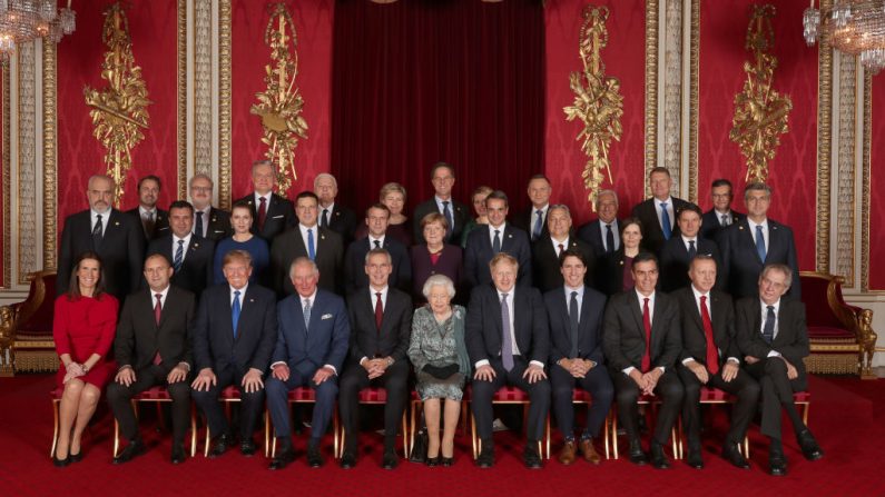 Los líderes de la OTAN  posan para una foto grupal en una recepción organizada por la Reina Isabel II en el Palacio de Buckingham el 3 de diciembre de 2019 en Londres, Inglaterra. (Yui Mok - WPA Pool / Getty Images)
