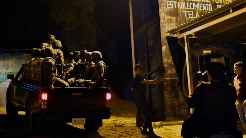 Soldados del ejército hondureño llegan al centro penitenciario de Tela el 21 de diciembre de 2019 en el municipio de Atlantida (Honduras) tras el tiroteo. EFE/José Valle