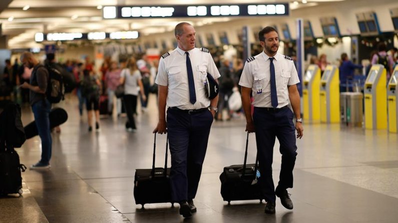 Miembros de una tripulación caminan el 25 de diciembre de 2019 en el Aeropuerto de la Ciudad de Buenos Aires (Argentina). EFE/Juan Ignacio Roncoroni