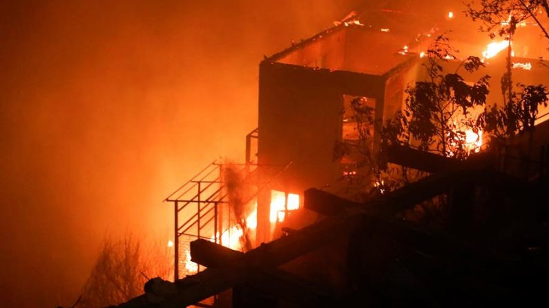 Al menos 245 viviendas han quedado afectadas por las llamas en un incendio forestal que alcanzó el 24 de diciembre de 2019 un sector poblado de la ciudad costera de Valparaíso (Chile). EFE/Leandro Torchio