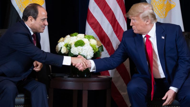 El presidente de EE.UU., Donald Trump, se da la mano con el presidente egipcio, Abdel Fattah el-Sisi, durante una reunión al margen de la Asamblea General de la ONU en Nueva York, el 23 de septiembre de 2019. (SAUL LOEB/AFP/Getty Images)