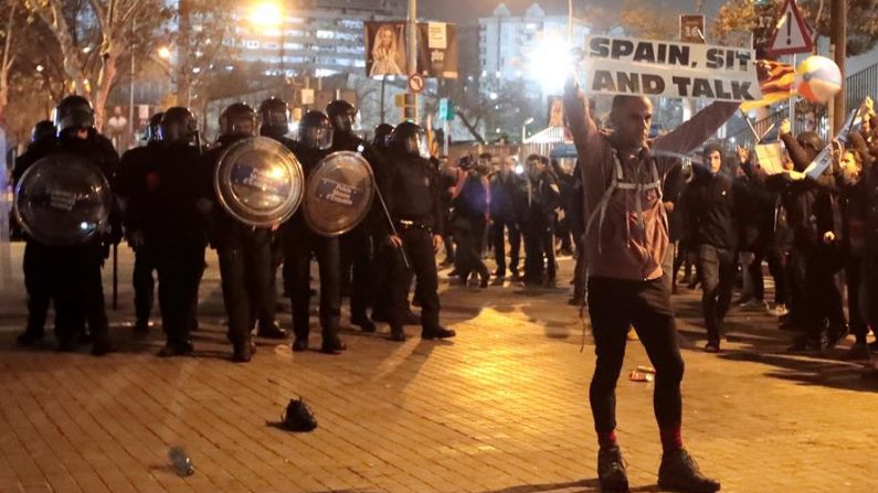 Los Mossos de Esquadra junto a los manifestantes durante los incidentes en los aledaños del Camp Nou en la celebración del partido aplazado de La Liga que disputan el 18 de diciembre de 2019 Barcelona y Real Madrid. (EFE/Marta Pérez)