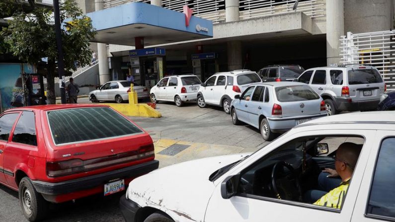 Conductores hacen fila para surtir de gasolina sus vehículos el 30 de diciembre de 2019, en una estación de servicio de Caracas (Venezuela). EFE/ Rayner Peña R.