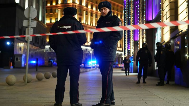 Policías rusos hacen guardia en una calle al lado de la oficina del servicio de seguridad del FSB en Moscú el 19 de diciembre de 2019.  "Un individuo desconocido abrió fuego cerca del edificio número 12 en la calle Bolshaya Lubyanka, hay víctimas. Se está estableciendo la identidad del delincuente. El criminal ha sido neutralizado", citaron las agencias al FSB. (DIMITAR DILKOFF/AFP/Getty Images)