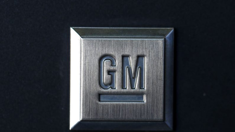 El logo de General Motors se muestra en un auto de un concesionario Chevrolet el 25 de julio de 2018 en Colma, California.  (Justin Sullivan/Getty Images)