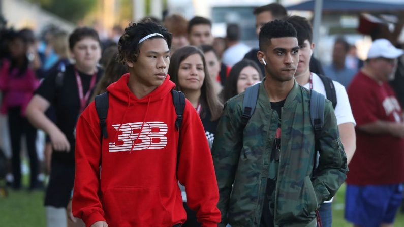  Los estudiantes caminan a la escuela secundaria Marjory Stoneman Douglas el primer día de clases el 15 de agosto de 2018 en Parkland, Florida. El exalumno Nikolas Cruz, de 19 años, fue acusado de matar a 17 estudiantes y profesores de la escuela el 14 de febrero de 2018 en el último año escolar. ( Joe Raedle/Getty Images)
