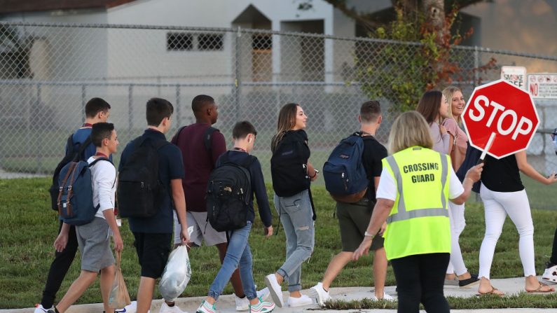  Los estudiantes caminan a la escuela secundaria Marjory Stoneman Douglas el primer día de clases el 15 de agosto de 2018 en Parkland, Florida. (Joe Raedle/Getty Images)