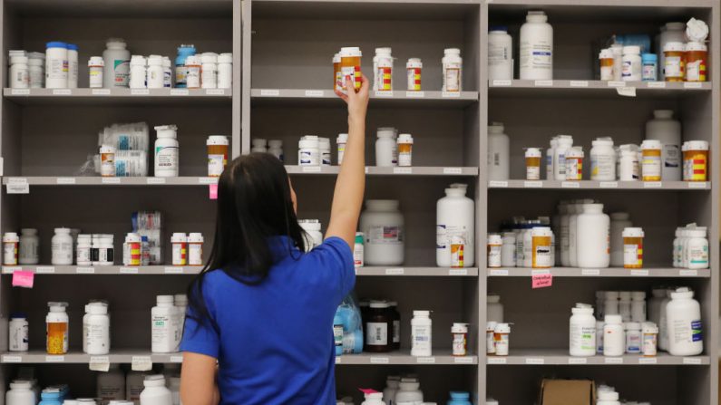 Un técnico farmacéutico toma un frasco de medicamentos de un estante en la farmacia central de Intermountain Heathcare el 10 de septiembre de 2018 en Midvale, Utah. (Foto de George Frey/Getty Images)