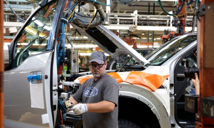 Un empleado trabaja en la línea de ensamblaje del camión F-150 Ford 2018 y 2019 en el Complejo Rouge de Ford Motor Company en Dearborn, Michigan, el 27 de septiembre de 2018. (Jeff Kowalsky / AFP a través de Getty Images)