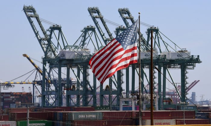 La bandera estadounidense ondea entre los contenedores marítimos chinos en el Puerto de Long Beach en el Condado de Los Ángeles, el 29 de septiembre de 2018. (Mark Ralston/AFP/Getty Images)
