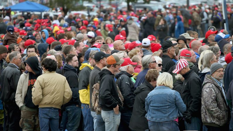 Personas esperan en la fila para que se abran las puertas en el Kansas Expocenter el 6 de octubre de 2018 en Topeka, Kansas. (Scott Olson / Getty Images)