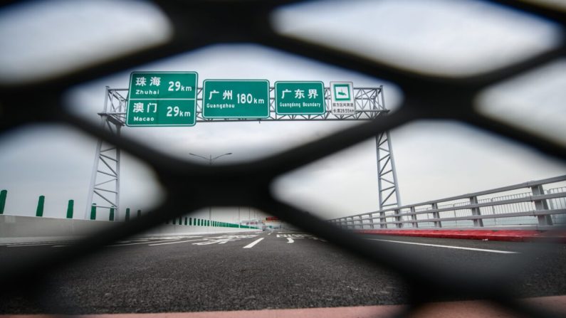 Una barrera colocada antes de una línea roja (abajo) que muestra el límite de cruce desde el lado de Hong Kong del Puente Hong Kong-Zhuhai-Macao (HKZM) el 19 de octubre de 2018. (ANTHONY WALLACE/AFP a través de Getty Images)