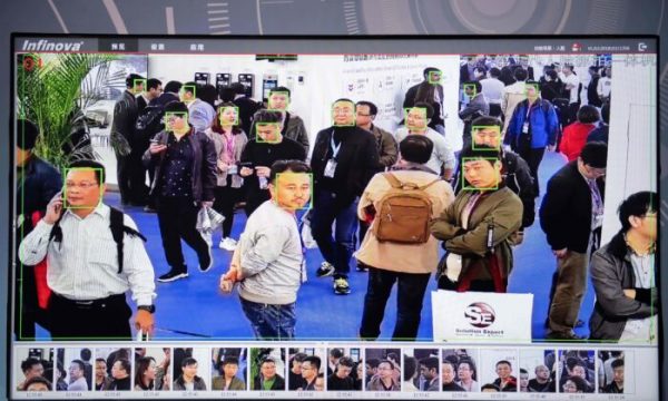 Una pantalla muestra a los visitantes filmados por cámaras de seguridad de Inteligencia Artificial