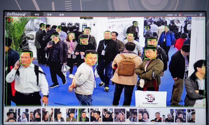 Una pantalla muestra a visitantes filmados por cámaras de seguridad de Inteligencia Artificial (AI), con tecnología de reconocimiento facial, en la 14° Exposición Internacional de Seguridad Pública de China, en el Centro Internacional de Exposiciones de China, en Beijing el 24 de octubre de 2018. (NICOLAS ASFOURI/AFP vía Getty Images)
