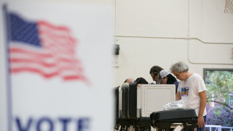 Varios votantes emiten su voto en una mesa de votación establecida en el Grady High School para las elecciones de mitad de período el 6 de noviembre de 2018 en Atlanta, Georgia. (Jessica McGowan/Getty Images)