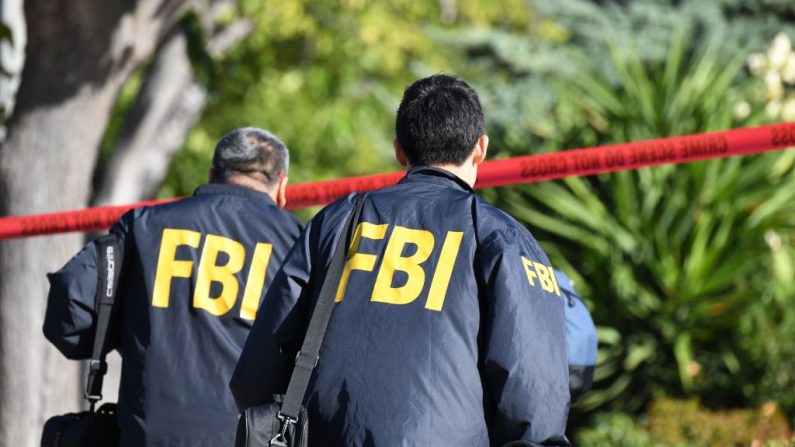 Los investigadores del FBI llegan a la casa del presunto tirador de discotecas Ian David Long el 8 de noviembre de 2018, en Thousand Oaks, California. (ROBYN BECK / AFP / Getty Images)