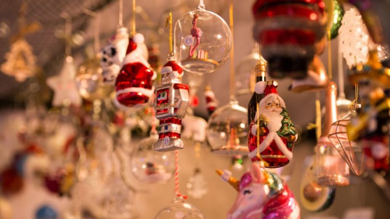 Las decoraciones festivas de Navidad se exhiben a la venta en un puesto en el Mercado de Navidad el 9 de noviembre de 2018. - El Mercado de Navidad anual entretiene a millones de visitantes durante la temporada festiva con cientos de puestos de mercado que venden comida y bebida, así como regalos de Navidad. (OLI SCARFF / AFP a través de Getty Images)