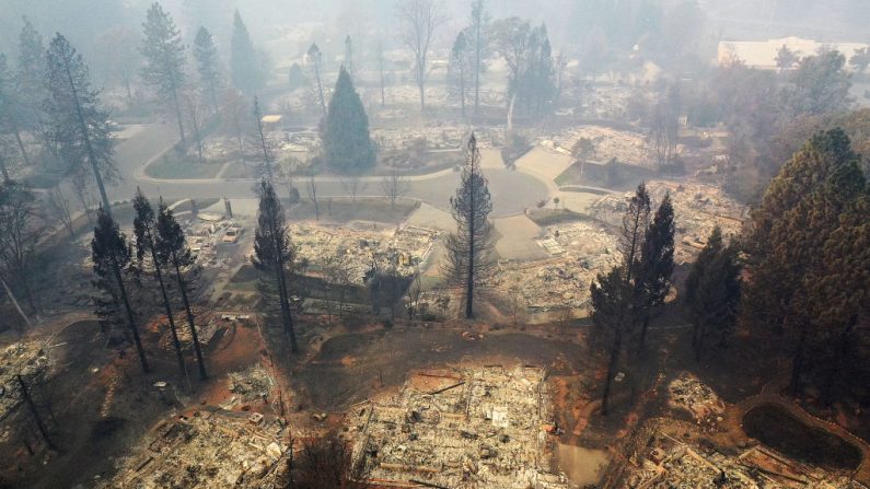Vista aérea de un vecindario destruido por el Campamento de Fuego el 15 de noviembre de 2018 en Paradise, California. (Justin Sullivan/Getty Images)