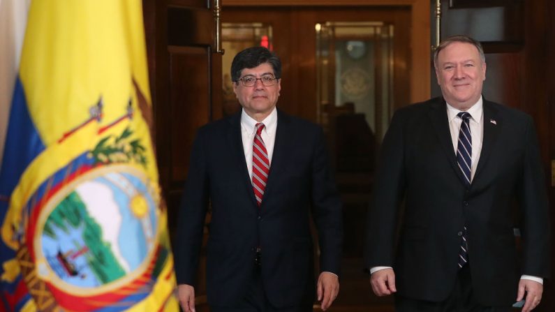 El Secretario de Estado de EE.UU. Mike Pompeo (R) se reúne con el Ministro de Asuntos Exteriores ecuatoriano José Valencia Amores, en el Departamento de Estado, el 26 de noviembre de 2018 en Washington, DC. (Mark Wilson/Getty Images)