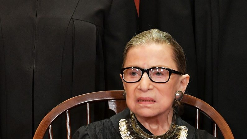 La juez asociada Ruth Bader Ginsburg posa para la foto oficial en la Corte Suprema de Washington, DC, el 30 de noviembre de 2018. (Mandel Ngan/AFP a través de Getty Images)