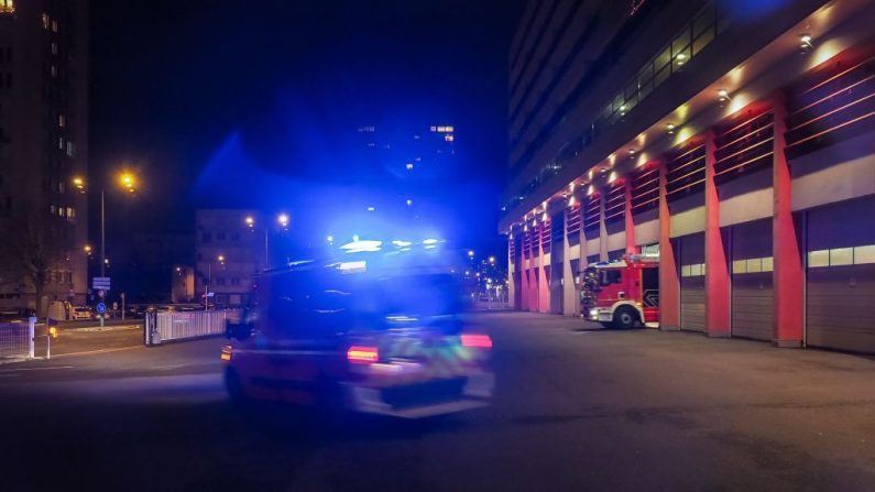 Vehículo de rescate y asistencia a víctimas sale de la estación de bomberos el 23 de diciembre de 2018 en Tours, oeste de Francia. (GUILLAUME SOUVANT/AFP/Getty Images)