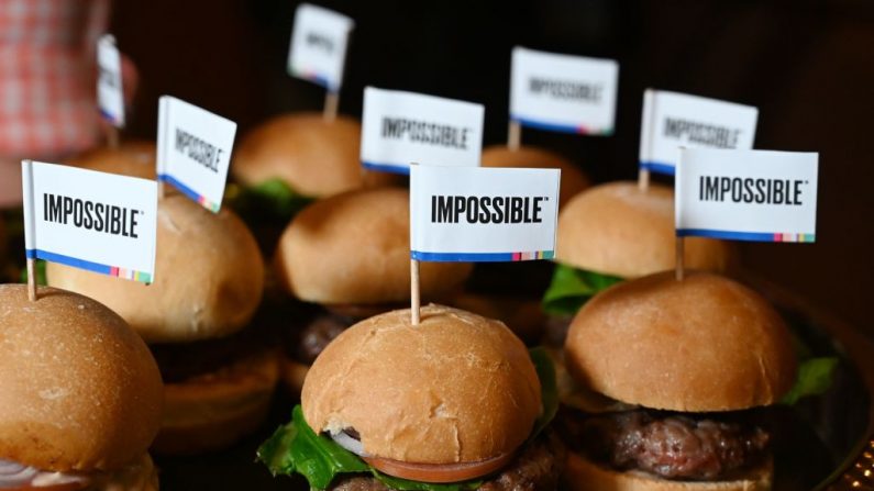 La Impossible Burger 2.0, la nueva y mejorada versión de la hamburguesa vegetariana con aditivos cuestionados con base en una planta y con sabor a carne real, se presenta en un evento de prensa durante la CES 2019 en Las Vegas, Nevada el 7 de enero de 2019. (ROBYN BECK/AFP vía Getty Images)