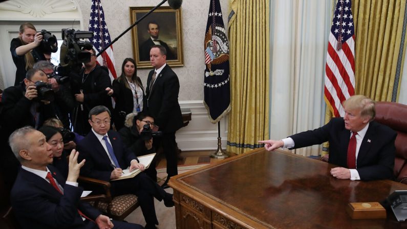 El presidente Donald Trump habla durante una reunión con el viceprimer ministro chino Liu He (I), en la Oficina Oval de la Casa Blanca el 31 de enero de 2019 en Washington, DC. (Mark Wilson/Getty Images)