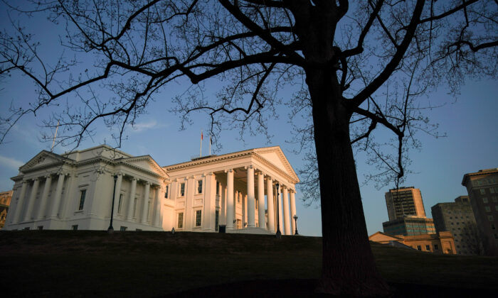 El Capitolio del Estado de Virginia al atardecer en el centro de Richmond, Virginia, el 7 de febrero de 2019. (Drew Angerer / Getty Images)