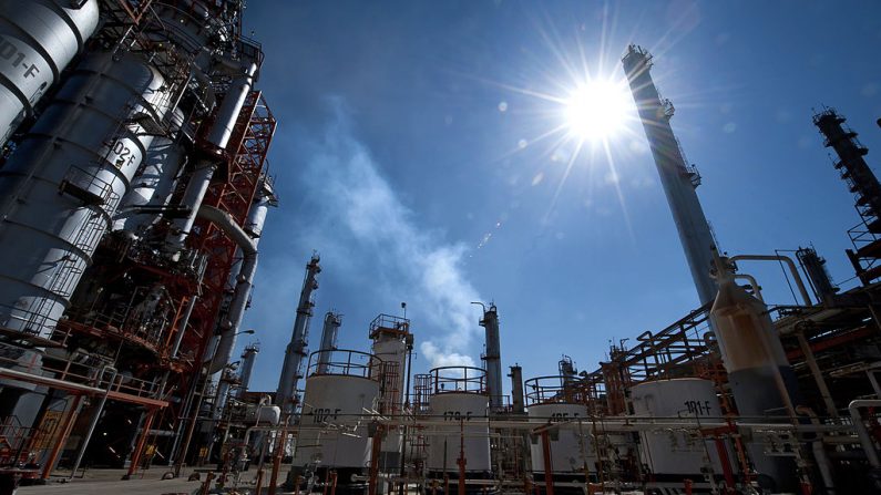 Vista de las estructuras utilizadas para procesar el petróleo en la refinería PEMEX de la compañía petrolera estatal mexicana en Tula, estado de Hidalgo, México, el 8 de marzo de 2011. (OMAR TORRES / AFP / Getty Images)